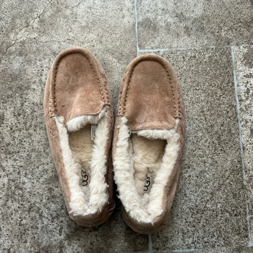 UGG woman’s Brown Suede Loafers - Picture 1 of 3